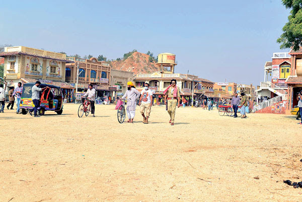 కుంచె ఇస్తారనుకుంటే... చీపురిచ్చారు!