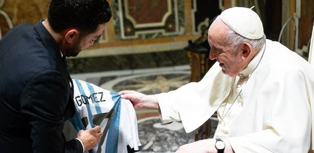 Papa Francisco dá a bênção em camisa da Argentina um dia antes da final da Copa do Mundo
