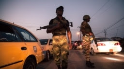 Des soldats patrouillent dans les rues de Buea, Cameroun, le 26 avril 2018.