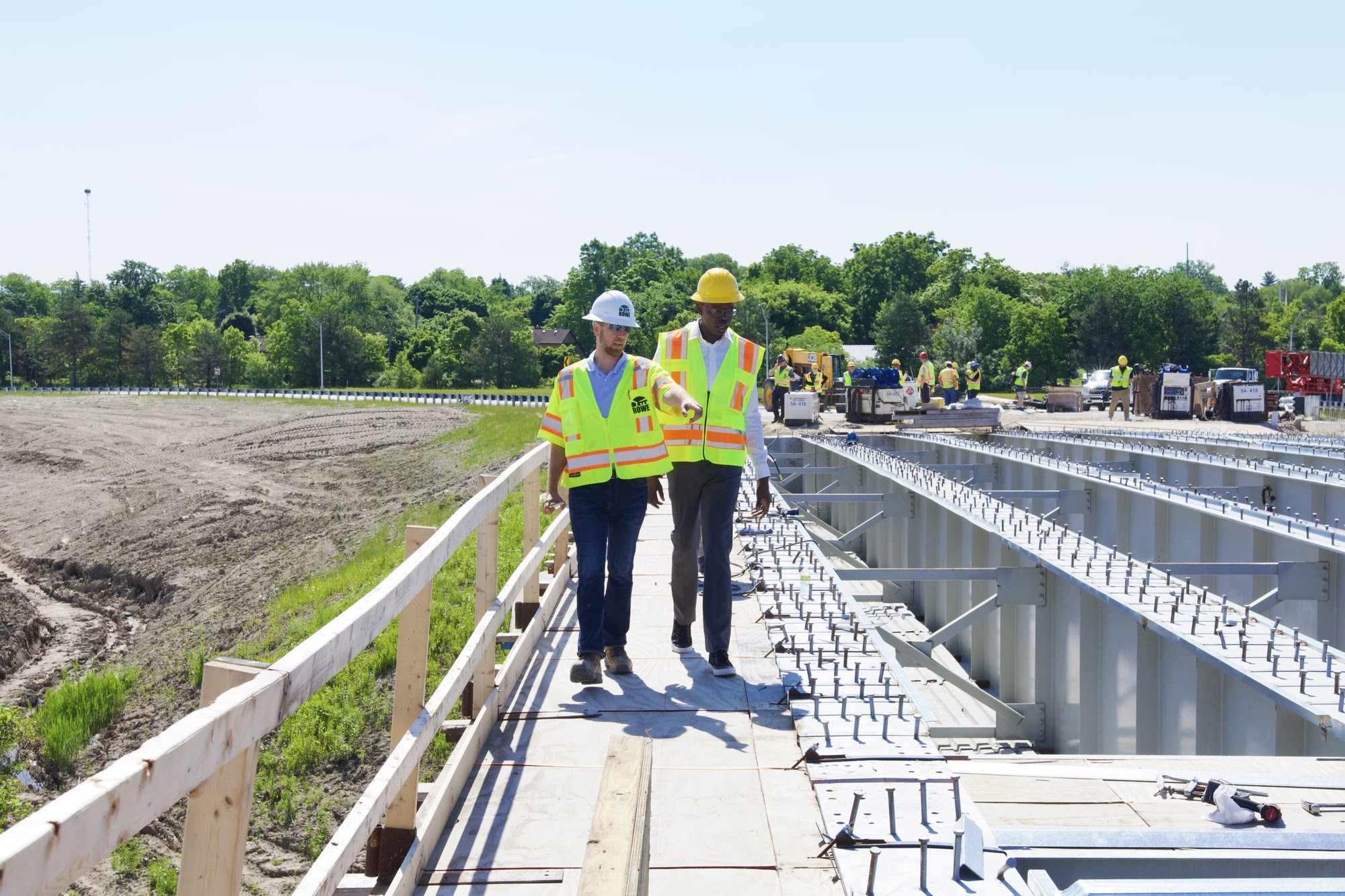  Lt. Governor Gilchrist Tours Rebuilding Michigan Project in Flint 