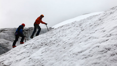 El glaciar invita a practicar actividades invernales como la escalada.