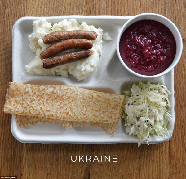 Tại Ukraine, một suất ăn trưa gồm súp củ cải đường, dưa bắp cải, xúc xích và khoai tây nghiền. Món tráng miệng là một chiếc bánh ngọt.