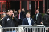 Cựu Tổng thống Donald Trump vẫy tay chào khi đến tòa nhà Trump Tower ở New York hôm 03/04/2023. (Ảnh: Ed Jones/AFP qua Getty Images)