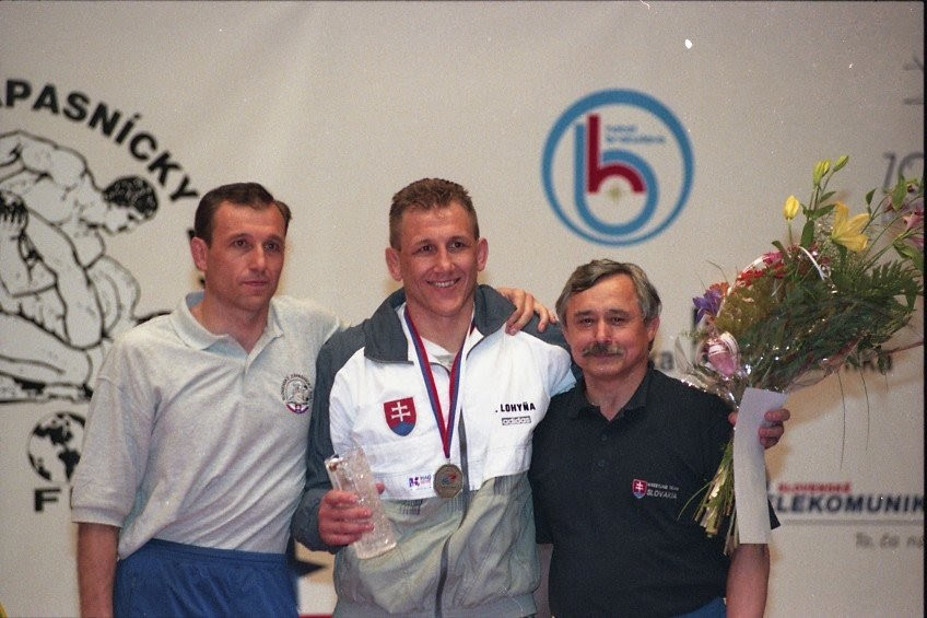 So svojimi trénermi, bratom Ľubomírom Lohyňom (vľavo) a Mikulášom Timkom.