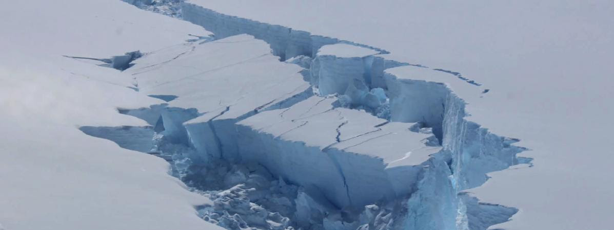 L'iceberg Larsen C se décroche de
l'Antarctique, en février 2017. | STRINGER / BRITISH ANTARCTIC
SURVEY / AFP L\'iceberg Larsen C se décroche de l\'Antarctique, en
février 2017.