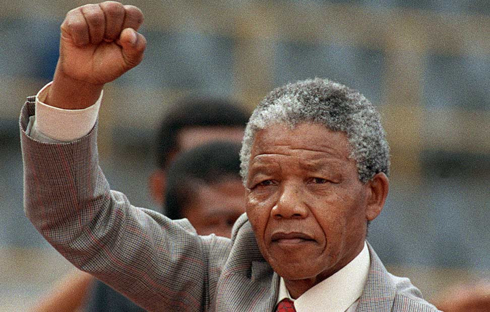 Mandela participa en una manifestación, puño en alto, poco después de haber salido de la cárcel, el 25 de febrero de 1990.