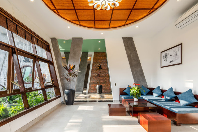 Ngôi nhà cột nghiêng cạnh rừng dừa