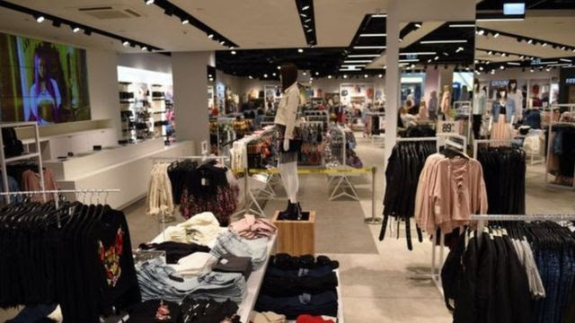Roupas em loja da Forever 21
