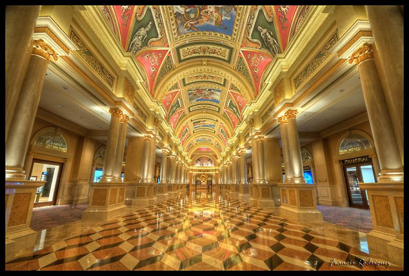 hallway-like-sistine-chapel-at-venetian