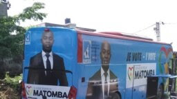 Le bus de campagne d'un candidat de l'opposition, Serge Matomba à Yaoundé, au Cameroun, le 22 septembre 2018. (VOA/M.E. Kindzeka)