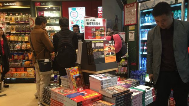 一名男子凝視機場書店售賣的「禁書」
