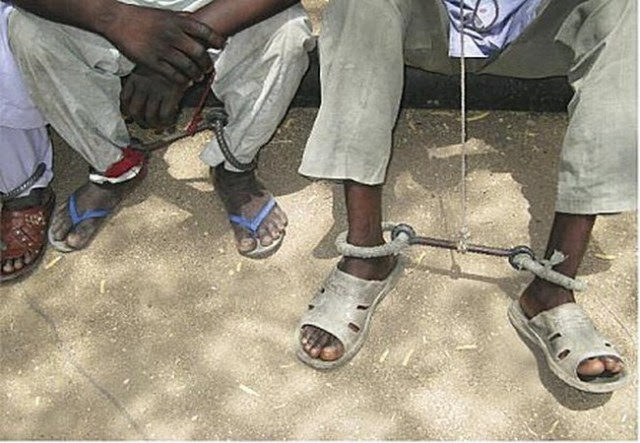 Des prisonniers enchaînés au Tchad. Image d’Amnesty international