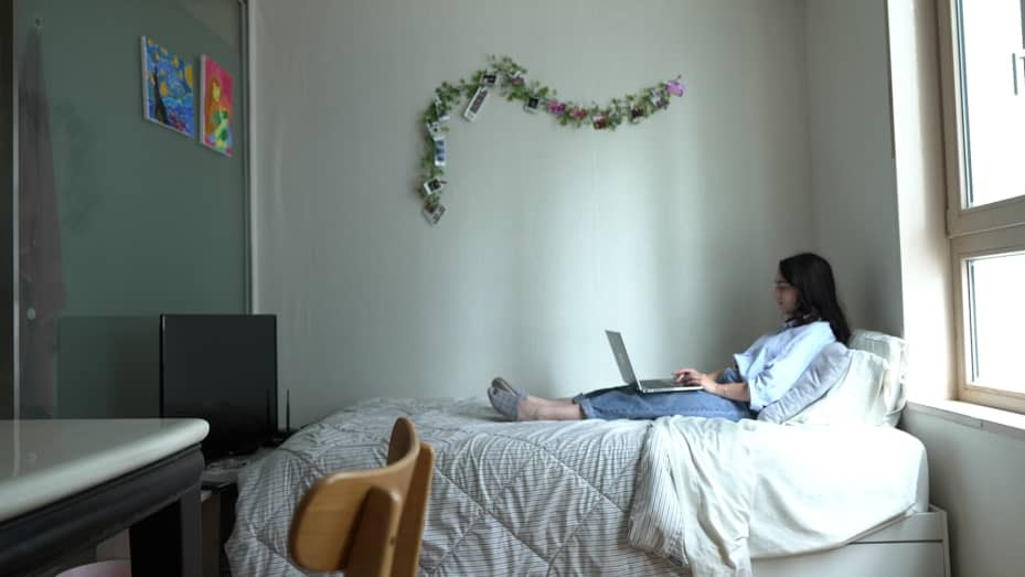 Michaela Cricchio em seu apartamento