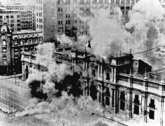 Golpe de Estado en Chile Entonces, según el testimonio de uno de sus doctores, Patricio Guijón, Allende grita ¡Allende no se rinde, milicos de mierda! y con el fusil AK-47 que le había regalado Fidel Castro se dispara en la barbilla....