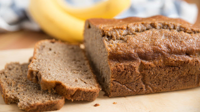 Café da manhã fit! Aprenda a fazer pão de banana, aveia e mel