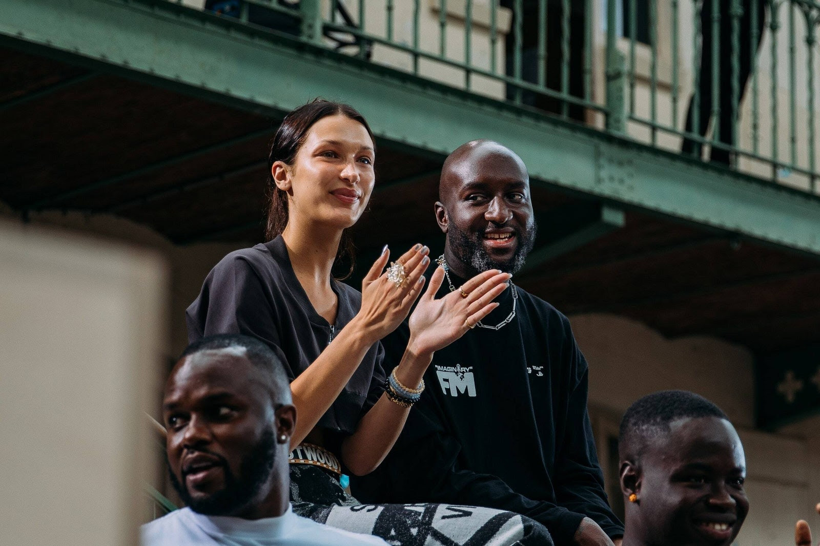 La imagen puede contener Persona humana Bella Hadid Multitud Audiencia Ropa e indumentaria