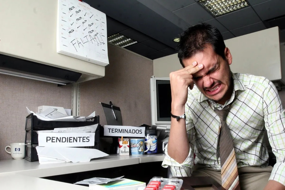 Cómo manejar el estrés laboral y evitar el agotamiento profesional 2 Merca2.es Cómo Establecer Prioridades y Enfocarse en la Tarea Más Importante Primero para Manejar el Estrés Laboral