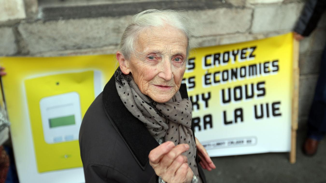 Dans quelques minutes, Gilberte Morel, 85 ans, va apprendre qu’elle a gagné une première manche dans son combat contre Enedis. PHOTO MATTHIEU BOTTE LA VOIX DU NORD