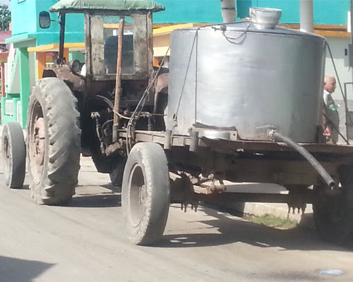Pipa arrastrada por tractor para trasportar la leche (foto del autor)
