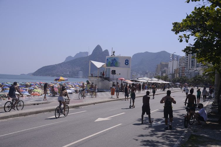Tomaz Silva/Agência Brasil Cariocas e turistas lotam a praia de Ipanema no primeiro fim de semana da primavera