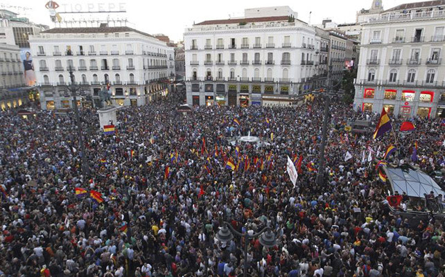 La Puerta del Sol abarrotada por la concentración en favor a una república.