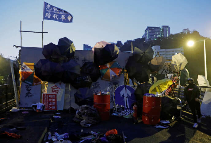 Une barricade devant l’Université chinoise de Hongkong, vendredi 15 novembre.
