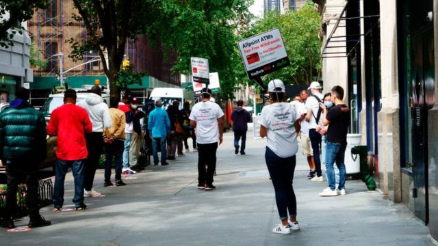 Filas de desempregados em Nova York