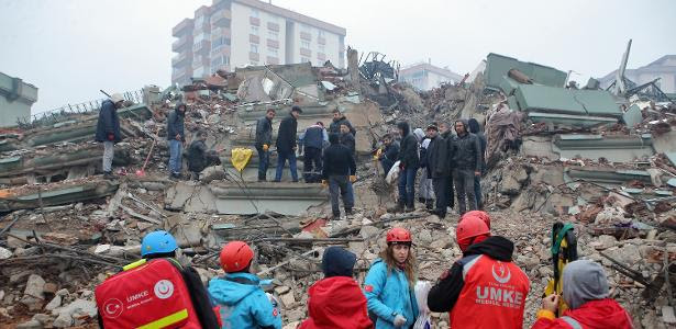 Equipe de resgate procura pessoas desaparecidas após terremotos na Turquia