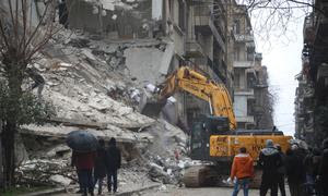Поиск выживших под завалами в сирийском Алеппо.