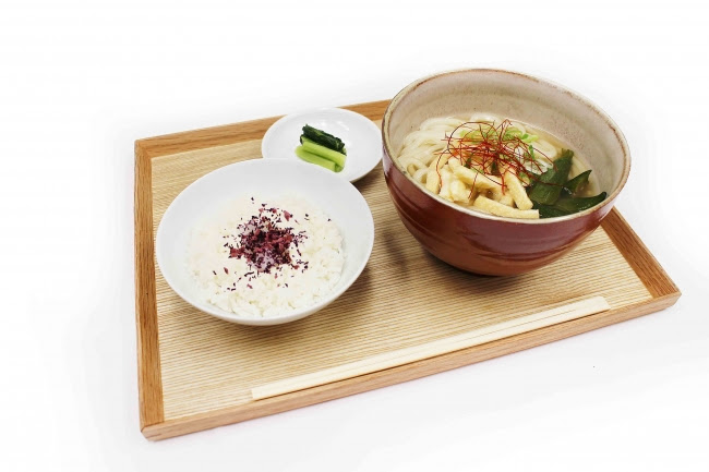 ほうじ茶出汁とオクラのおうどん