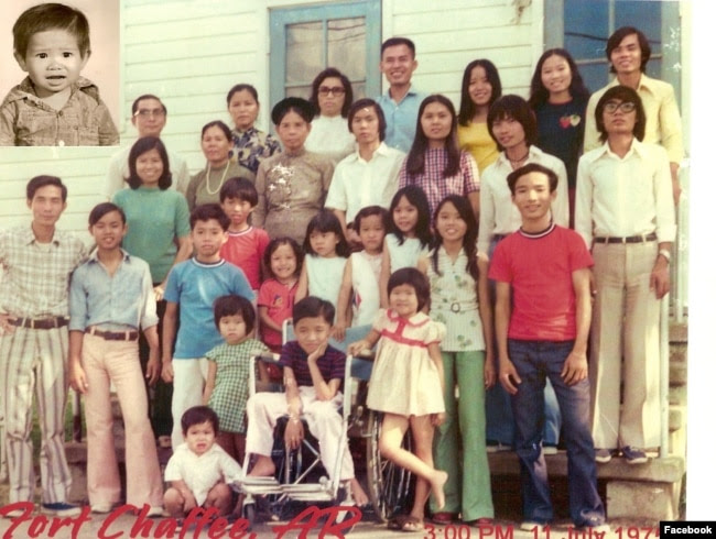 Tony Phạm, lúc 2 tuổi (góc trái) và gia đình tỵ nạn đến thành phố Fort Chaffee, Arkansas, năm 1975. Photo Facebook Tony Pham