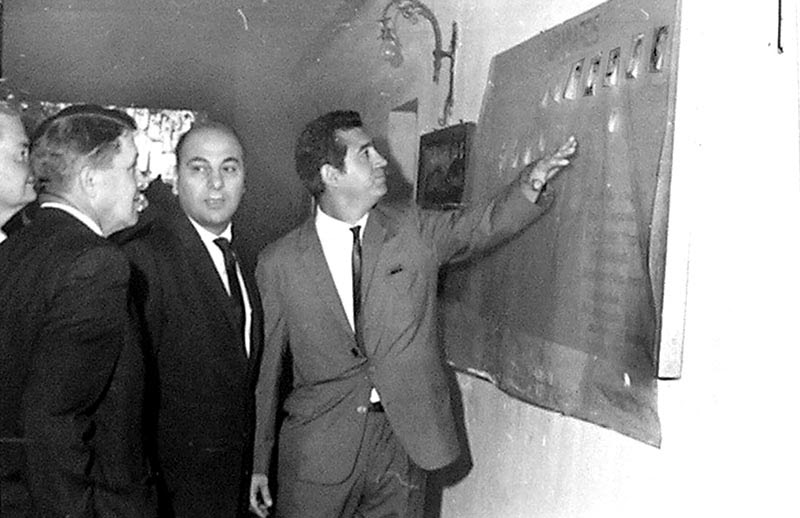 Adolph Saenz con diplomáticos de la embajada de Estados Unidos en el cuartel de la Guardia Metropolitana. Febrero de 1969.