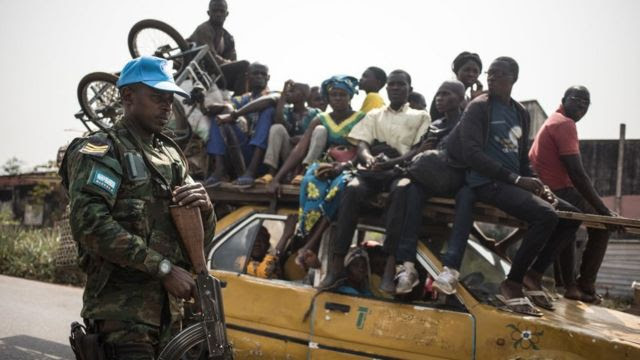 Un gardien de la paix rwandais de la Mission multidimensionnelle intégrée des Nations Unies pour la stabilisation en République centrafricaine (MINUSCA) patrouille sur la route menant à Damara, où des escarmouches ont eu lieu pendant la semaine, le 23 janvier 2021.