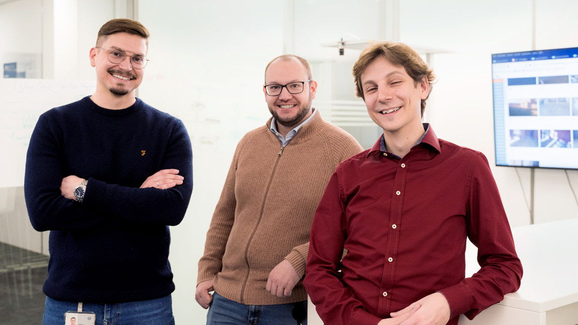 Nicolas Hummel, Rolf Simon y Markus Zarbock (de izquierda a derecha) forman parte del Smart. Production: Lab y están entusiasmados de participar en la planeación urbana inteligente con el software de Visión por Computadora de Volkswagen.