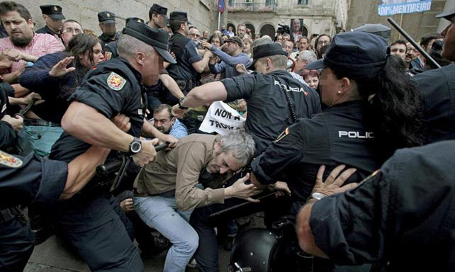 La Policía carga contra los manifestantes cerca de la Praza do Obradoiro, en una protesta contra los recorte en la UE con ha coincido con la visita de Merkel a Santiago.