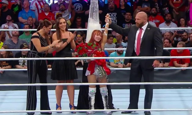 Grupo de personas en un escenario
Descripción generada automáticamente con confianza baja