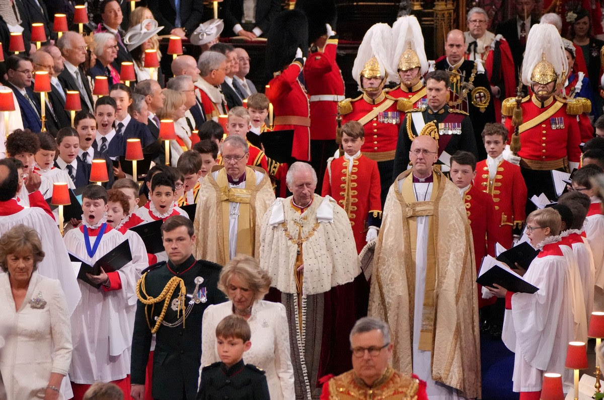 Vua Charles III trong lễ đăng quang tại Tu viện Westminster.  Aaron Chown/Pool qua REUTERS