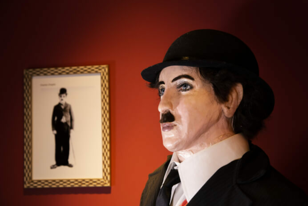 Detalle de la escultura del actor de cine mudo Charles Chaplin.