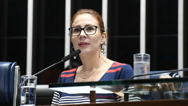 Carla Zambelli é condenada a pagar R$ 20 mil por tocar 'Milla' em ato pró-Bolsonaro