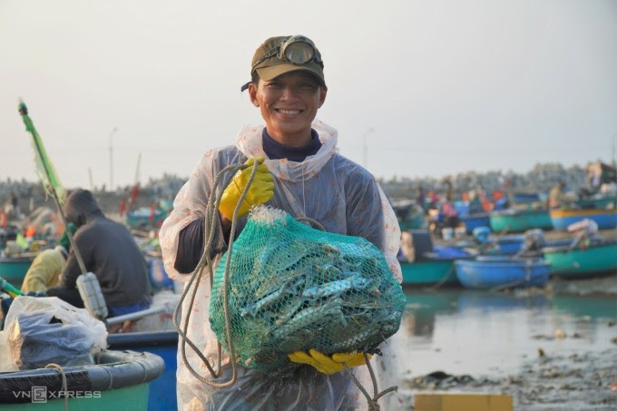 Ngư dân Nguyễn Văn Út đưa số ghẹ vừa đánh được vào bờ bán. Ảnh: Việt Quốc.