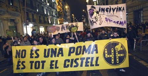 Miles de personas han desafiado esta tarde al frío y a la lluvia y se han manifestado por el centro de Barcelona para denunciar lo que consideran un "montaje judicial, político y policial" del caso 4F, del que hoy se cumplen nueve años, recordando la muer