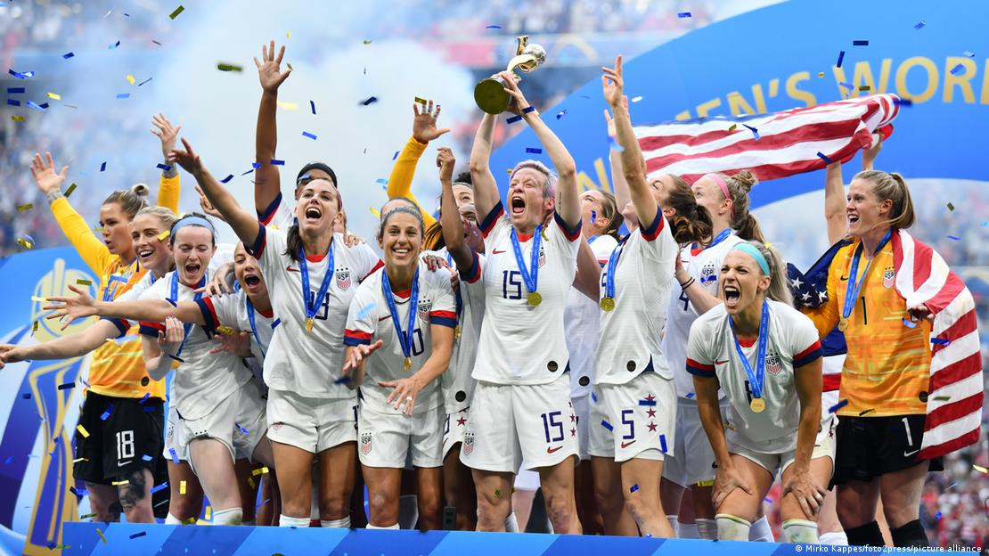 Seleção americana de futebol feminino comemora o título mundial na Copa do Mundo Feminina da Fifa em 2019. Seleção americana de futebol feminino comemora o título mundial na Copa do Mundo Feminina da Fifa em 2019.