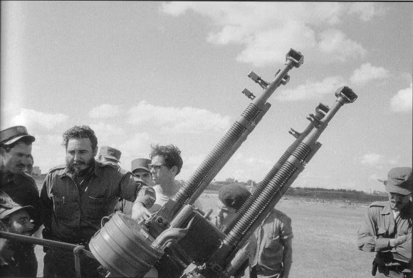 Fidel visita a una brigada de la Defensa Antiaérea.