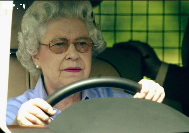 9. Nữ hoàng Anh có thể lái xe mà không có biển số và cũng không cần bằng lái,hoàng gia anh,quy tắc,luật lệ,gia đình hoàng gia,nước anh