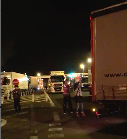 Los chalecos amarillos cortan las autopistas del sur