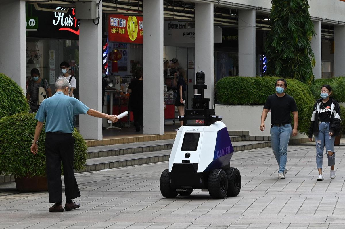 Les robots sur roues patrouilleurs, dernière innovation singapourienne, sont dotés de sept caméras qui détectent des «comportements sociaux indésirables» et donnent des avertissements aux contrevenants.