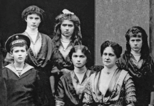 Empress Alexandra with her five children: Olga, Tatiana, María, Anastasia and Aleksei