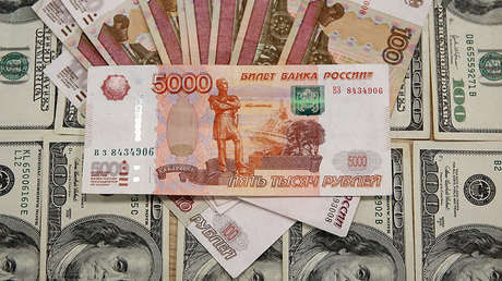Billetes de dólares y rublos