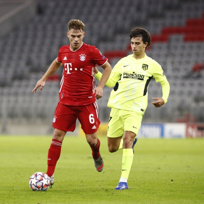 Kimmich (trái) trong sự truy kèm của Felix. Ảnh: FCB.