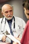Fotografía de un doctor hablando con una enfermera